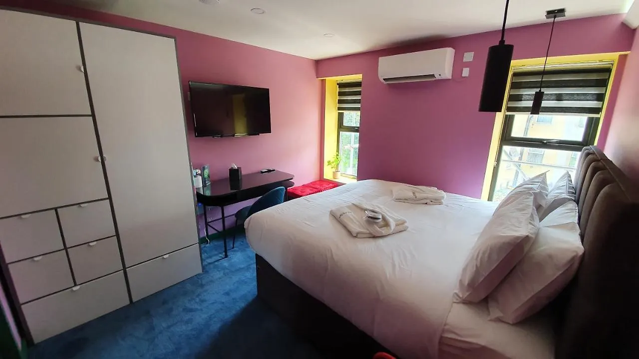 Aaron Wise - 51 Fitzhamon Apartments Cardiff Birleşik Krallık