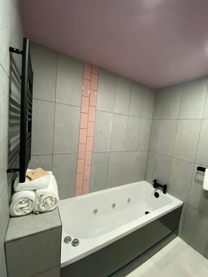 Aaron Wise - 51 Fitzhamon Apartments Cardiff Birleşik Krallık
