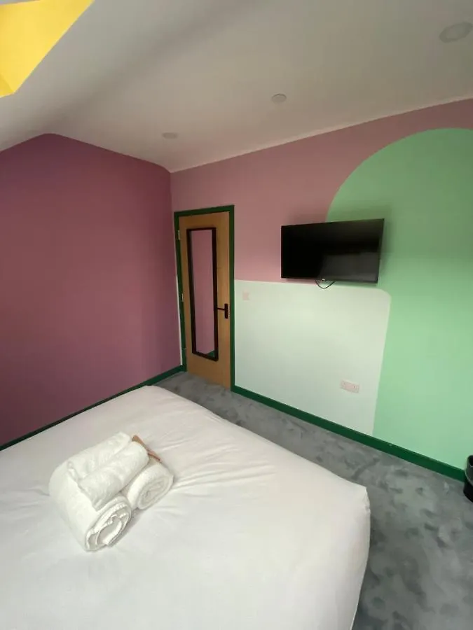 Aaron Wise - 51 Fitzhamon Apartments Cardiff Birleşik Krallık