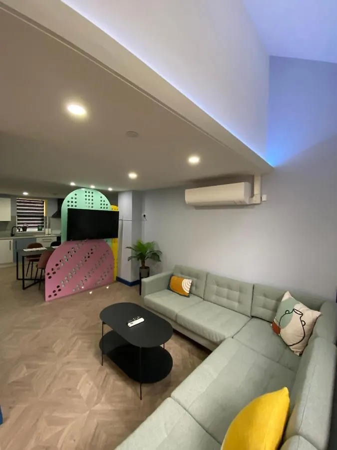Aaron Wise - 51 Fitzhamon Apartments Cardiff Birleşik Krallık