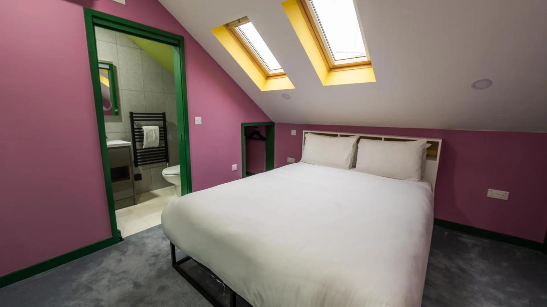 Aaron Wise - 51 Fitzhamon Apartments Cardiff Birleşik Krallık